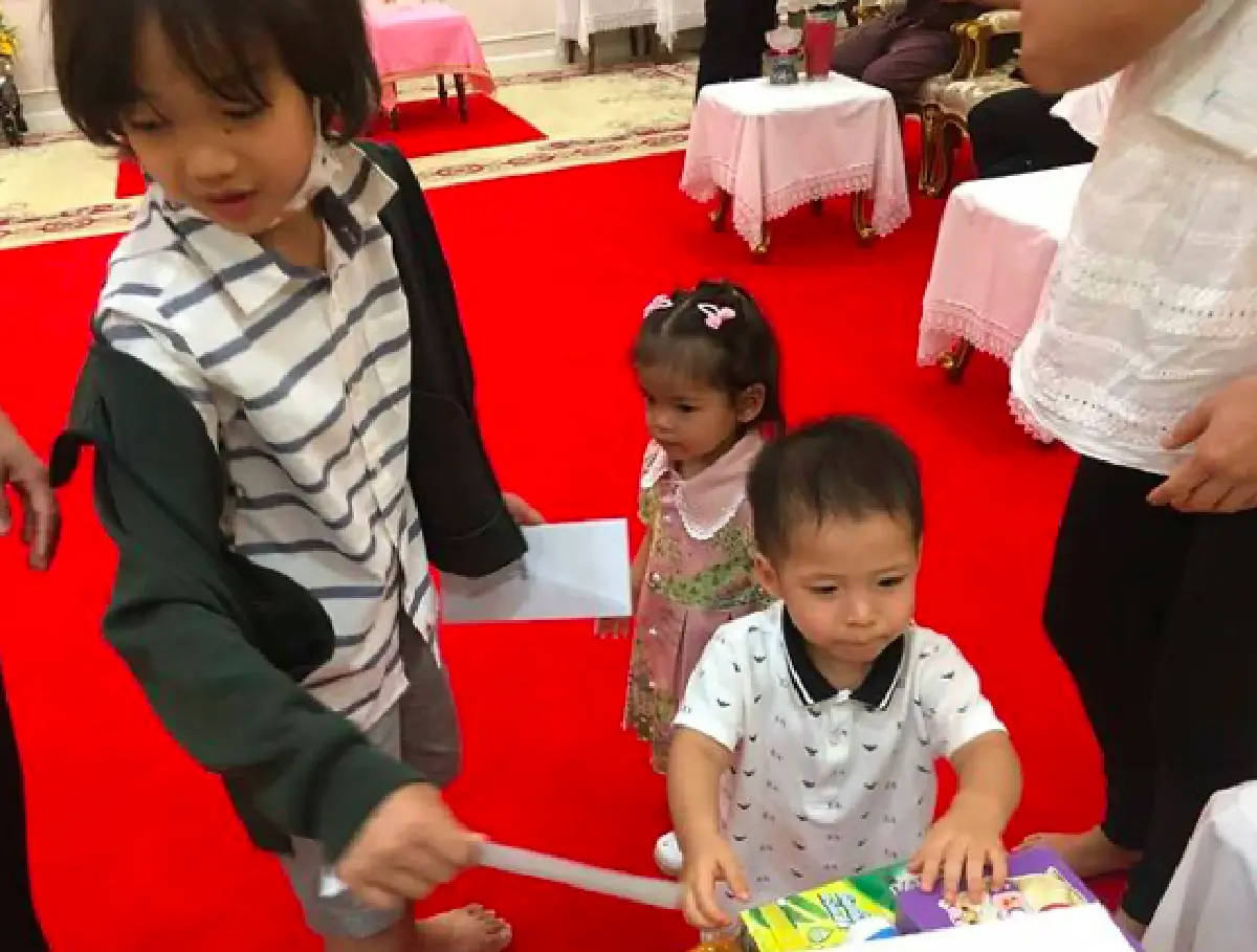 "ย่าปุ๊ก อาภัสรา" เผยโมเมนต์อบอุ่น "มีก้า" อยู่ในอ้อมกอด "พี่กัสสป" แถมพี่ชายยังสอนน้องแฝดทำบุญ