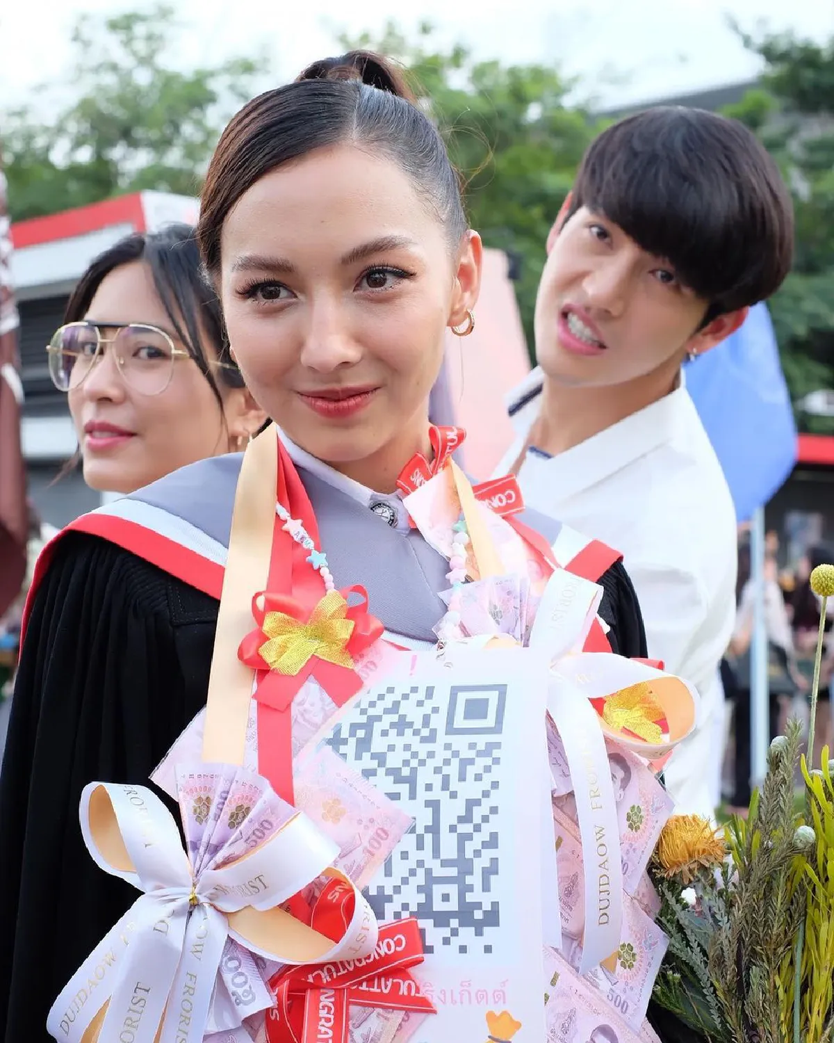 ของขวัญไม่จำเป็น! “คารีสา” พกป้าย QR Code ให้ “พุฒ-จุ๋ย” โอนเงินแสดงความยินดีได้ทันที