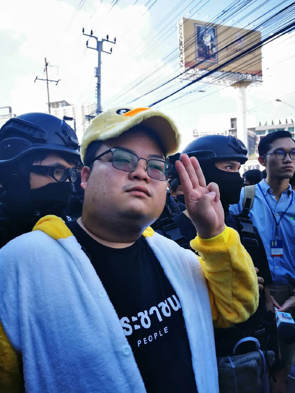 "เพนกวิน"ใส่ชุดเป็ดเหลืองร่วมม็อบ เชื่อฝ่ายตรงข้ามจนมุมนำม.112มาใช้