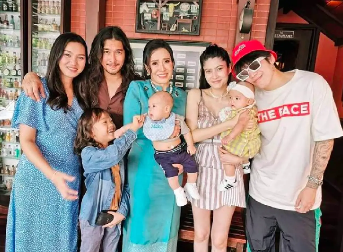 "ย่าปุ๊ก อาภัสรา" เผยโมเมนต์อบอุ่น "มีก้า" อยู่ในอ้อมกอด "พี่กัสสป" แถมพี่ชายยังสอนน้องแฝดทำบุญ