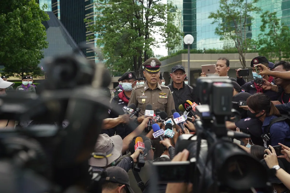 ม็อบราษฎรทยอยรวมตัวหน้าSCB จัดกิจกรรมแห่ภาพนายกฯ