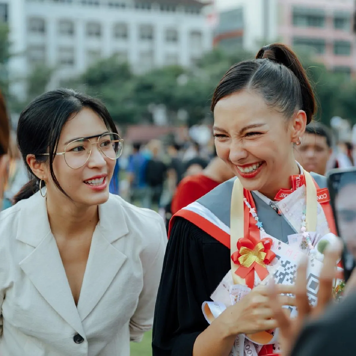 ของขวัญไม่จำเป็น! “คารีสา” พกป้าย QR Code ให้ “พุฒ-จุ๋ย” โอนเงินแสดงความยินดีได้ทันที