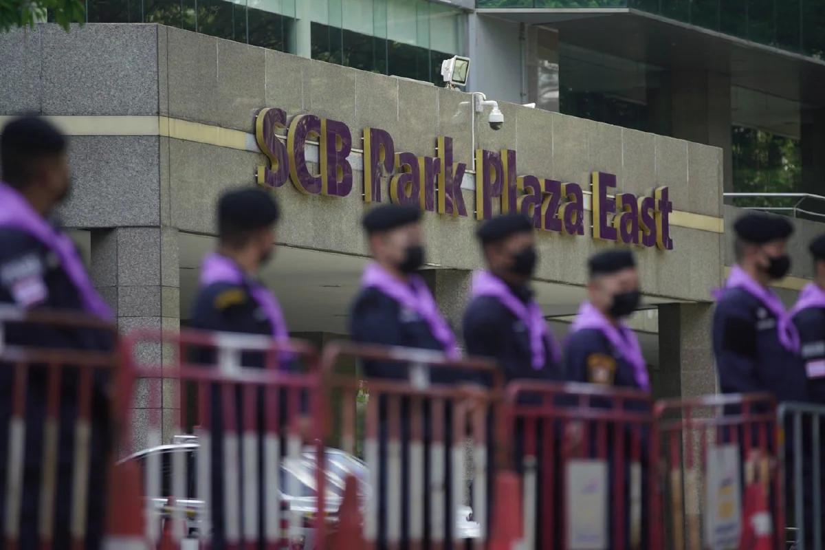 ม็อบราษฎรทยอยรวมตัวหน้าSCB จัดกิจกรรมแห่ภาพนายกฯ