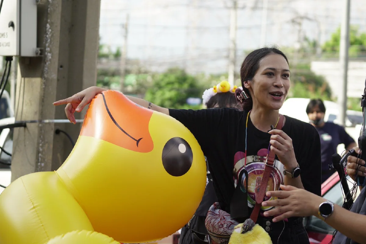 "เพนกวิน"ใส่ชุดเป็ดเหลืองร่วมม็อบ เชื่อฝ่ายตรงข้ามจนมุมนำม.112มาใช้