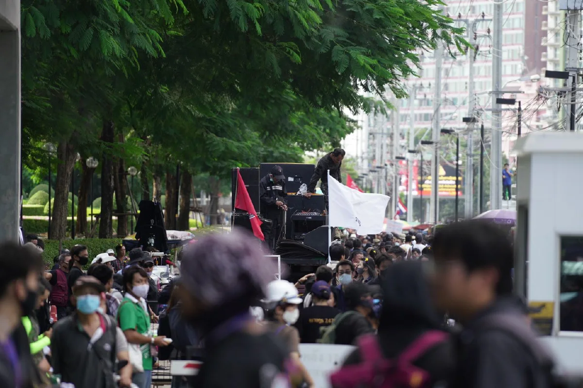 ม็อบราษฎรทยอยรวมตัวหน้าSCB จัดกิจกรรมแห่ภาพนายกฯ