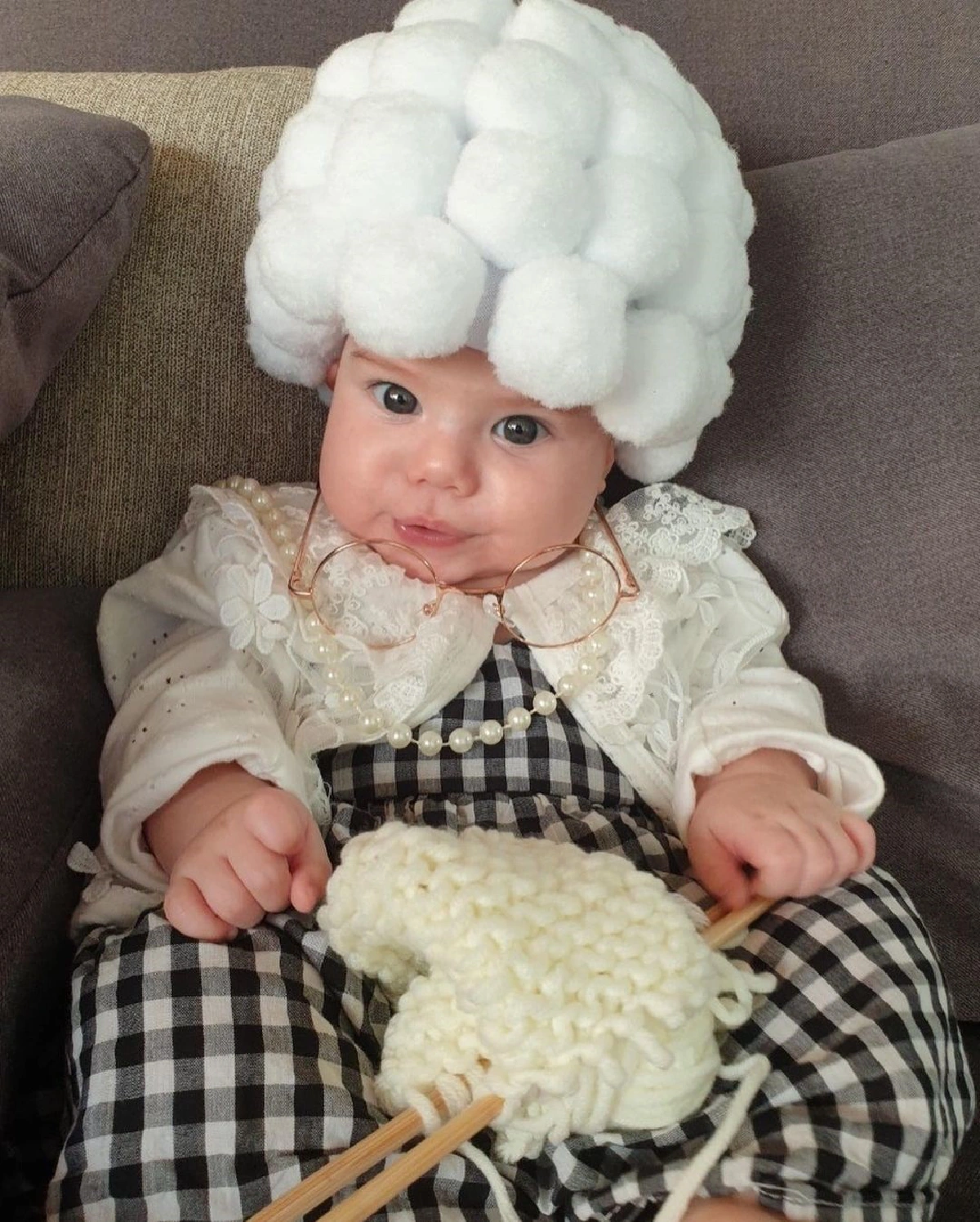 นางแบบตัวน้อย! “ซาร่า” เปลี่ยนลุค “น้องเอมมิลี่” เป็นคุณยายแก้มยุ้ยน่าเอ็นดู