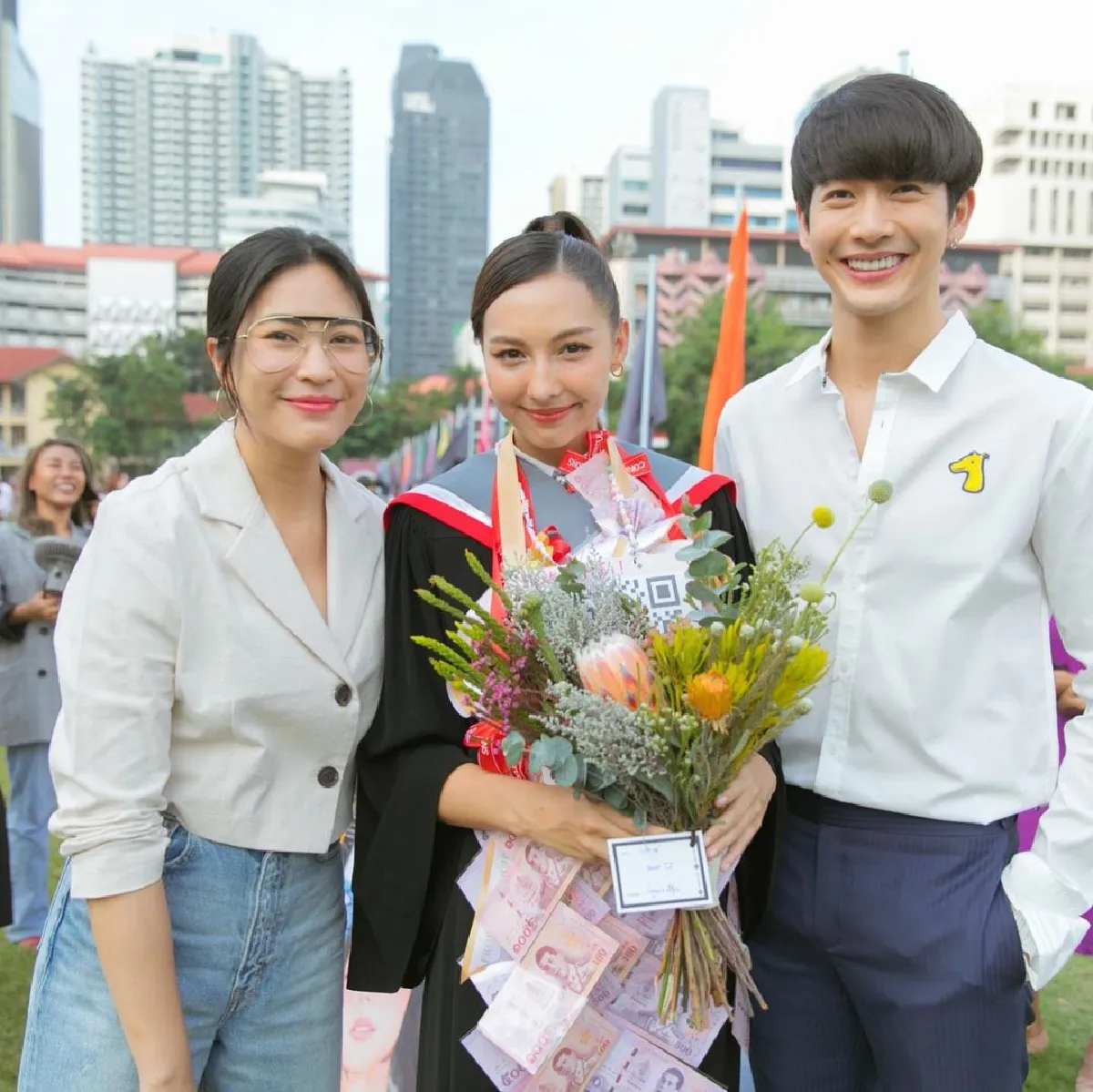 ของขวัญไม่จำเป็น! “คารีสา” พกป้าย QR Code ให้ “พุฒ-จุ๋ย” โอนเงินแสดงความยินดีได้ทันที