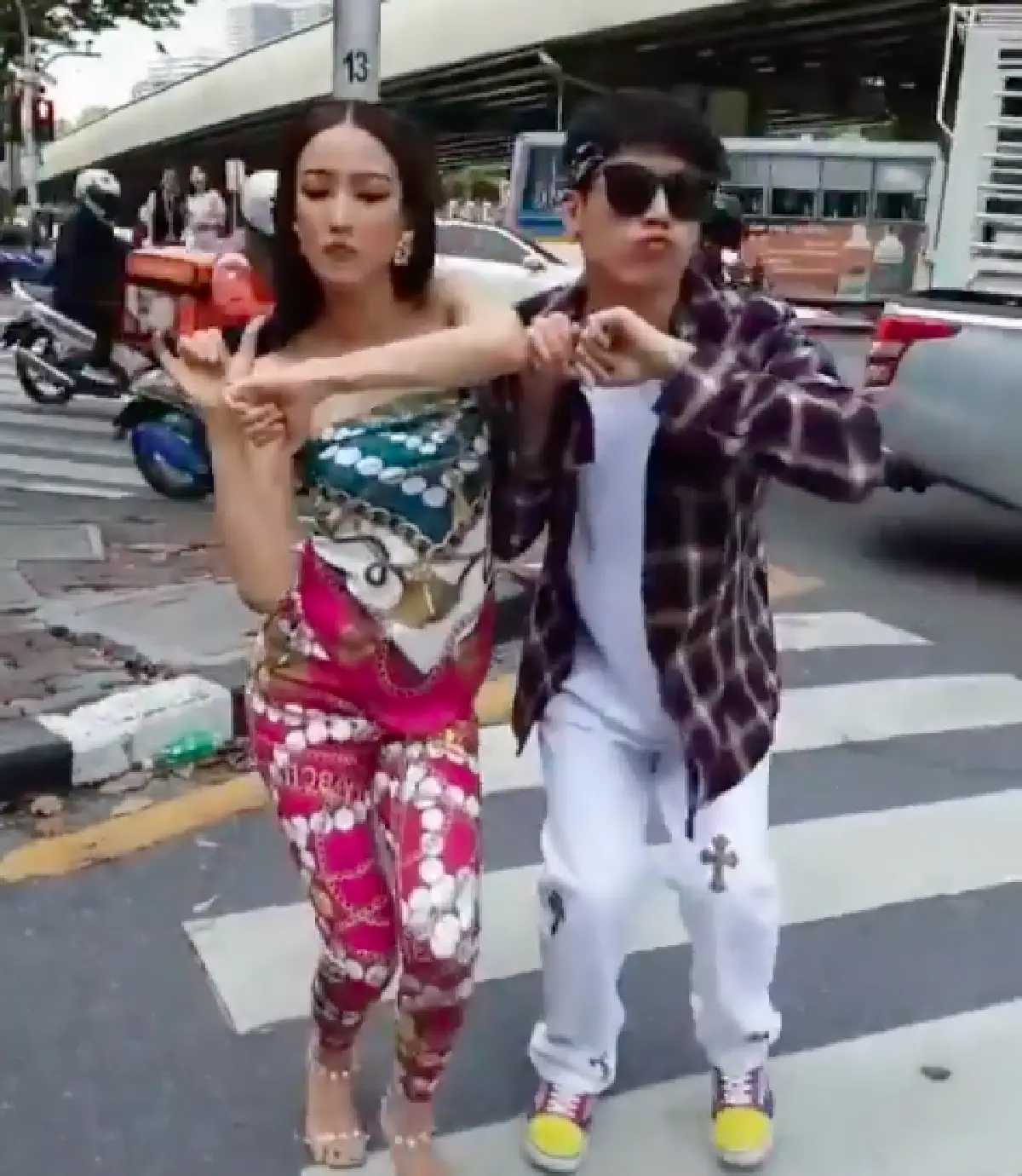 “แต้ว ณฐพร” ถูกต่อว่า หลัง “มิว นิษฐา” เข้ามาถามอายไหมเต้นกลางสี่แยกไฟแดง