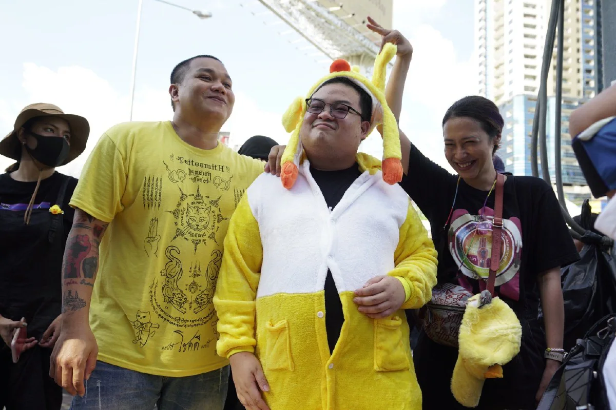 "เพนกวิน"ใส่ชุดเป็ดเหลืองร่วมม็อบ เชื่อฝ่ายตรงข้ามจนมุมนำม.112มาใช้