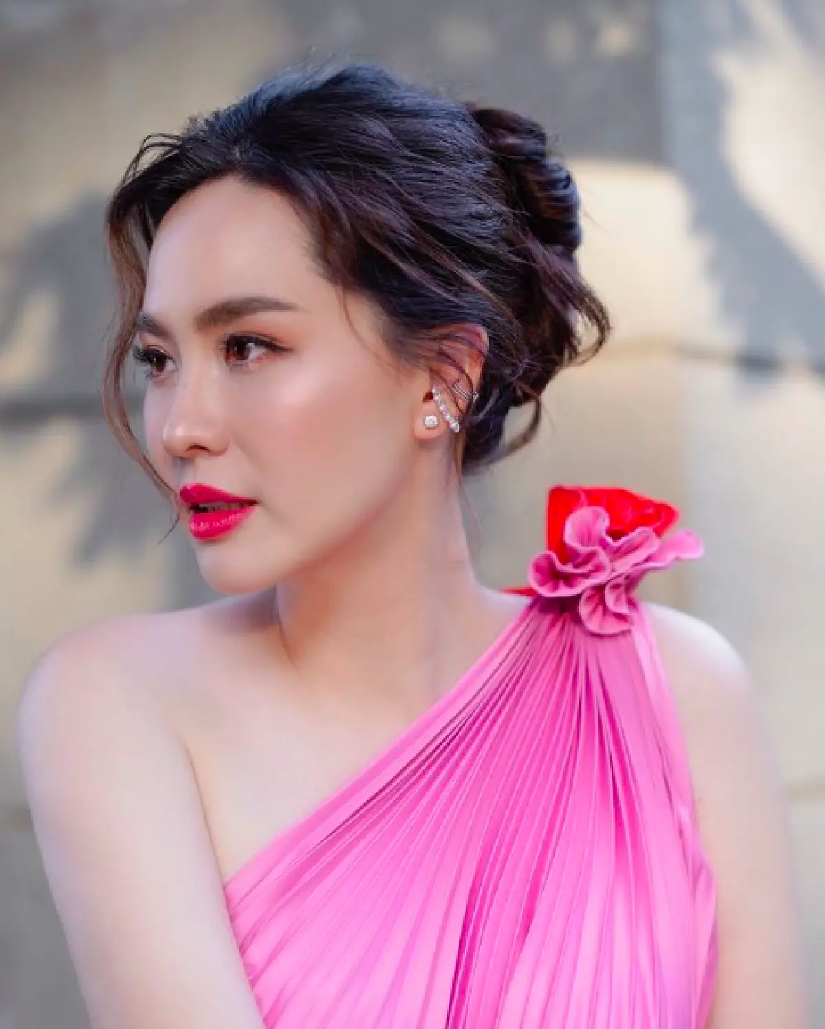 สวย 360 องศา “นุ้ย สุจิรา” มาในลุคหวานๆ มองมุมไหนก็เป๊ะ