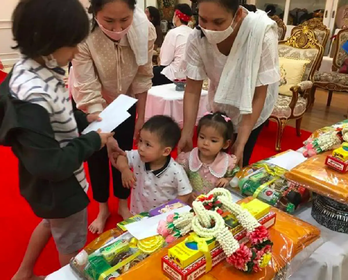 "ย่าปุ๊ก อาภัสรา" เผยโมเมนต์อบอุ่น "มีก้า" อยู่ในอ้อมกอด "พี่กัสสป" แถมพี่ชายยังสอนน้องแฝดทำบุญ