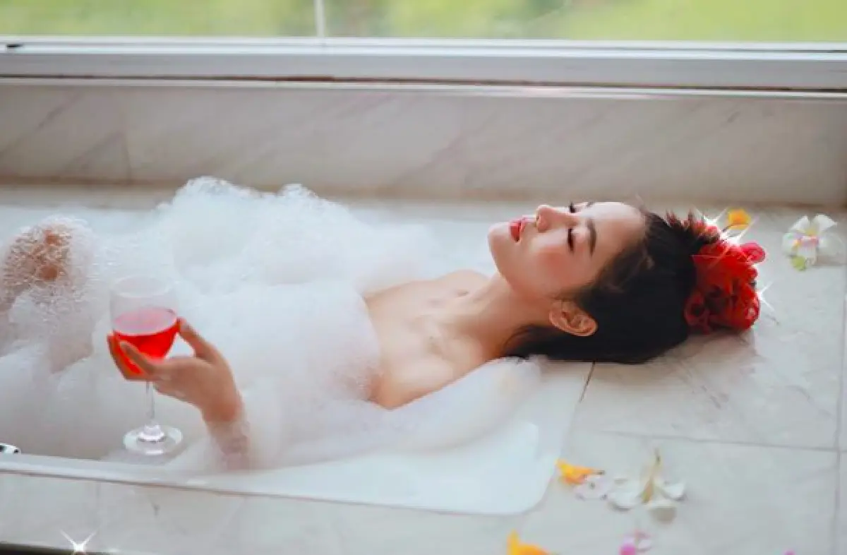 แซ่บโซฮอต! “กระแต อาร์สยาม” สลัดผ้าเปลือยทั้งตัวลงอ่าง นอนจิบไวน์สุดชิล