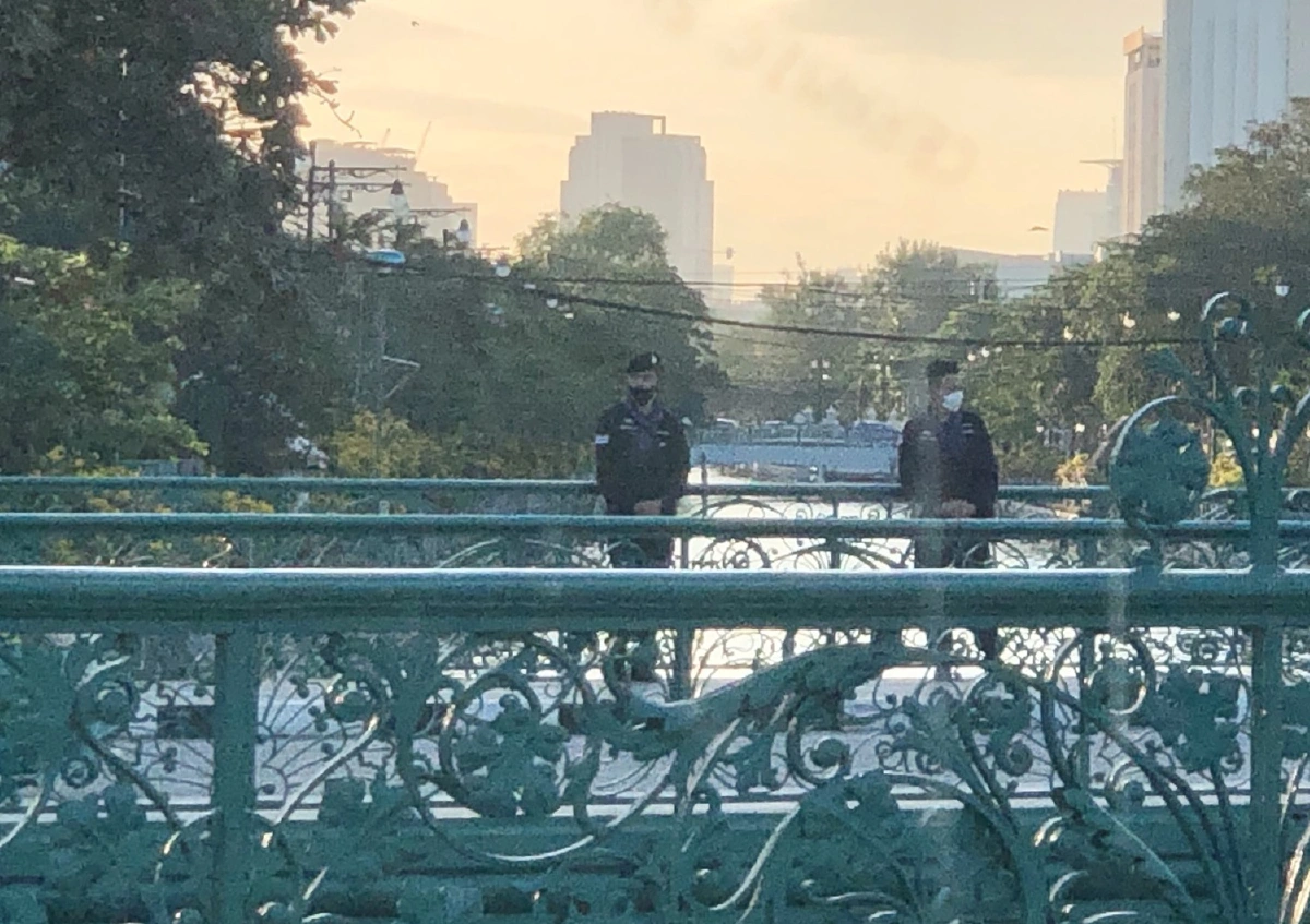 รื้อแล้วตู้คอนเทนเนอร์ เปิดจราจรให้รถวิ่งตามปกติ