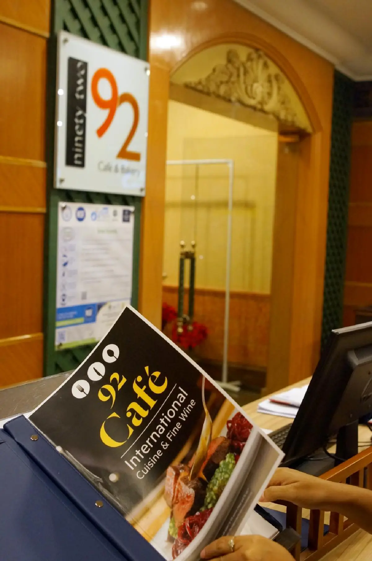 ปักหมุด '92 คาเฟ่' บุฟเฟ่ต์อินเตอร์และซีฟู้ดสุดอร่อยที่ห้ามปล่อยผ่านย่านพระรามเก้า