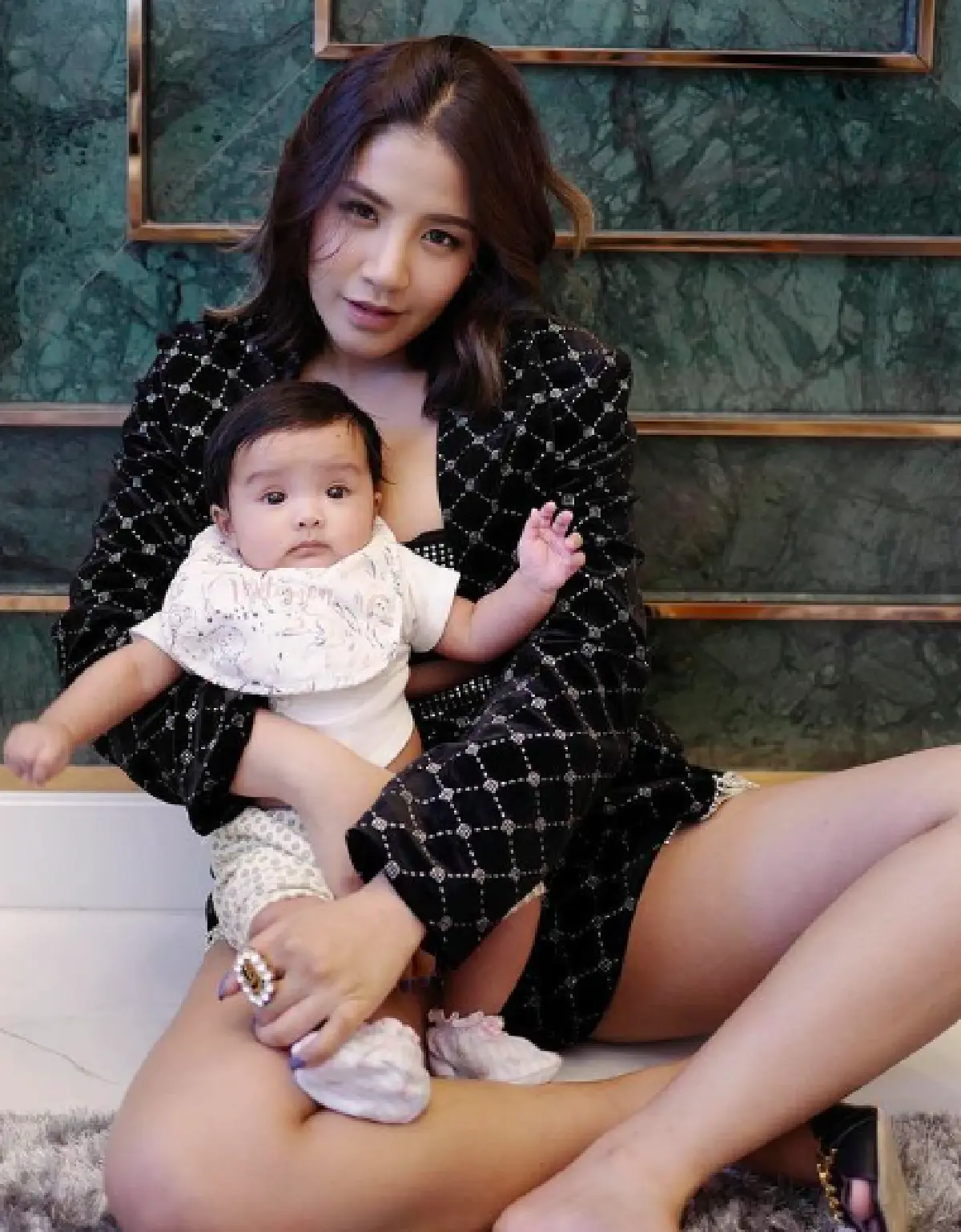 “ใบเตย อาร์สยาม" จัดทริปเที่ยวทะเลครั้งแรกให้ “น้องเวทย์มน” แถมแม่ก็กลับมาแซ่บแล้ว!