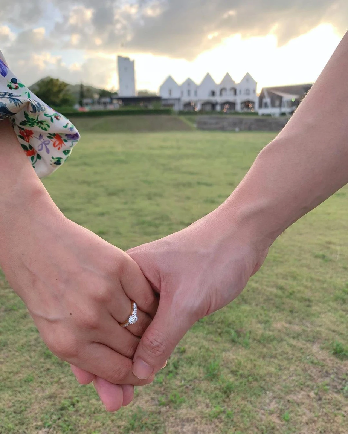 อบอุ่นเรียบง่าย! รถเมล์ คะนึงนิจ ควงแฟนหนุ่มรู้ใจเข้าพิธีหมั้นสุดหวาน