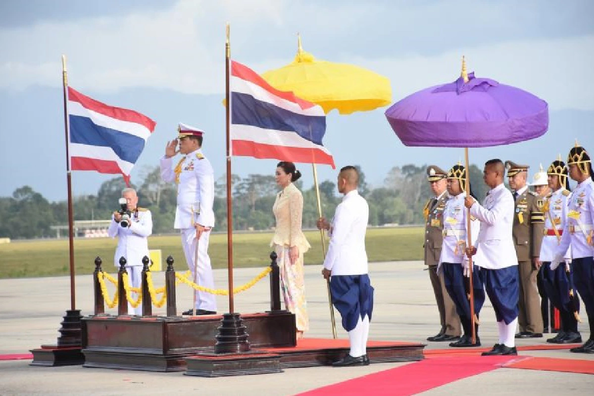 ในหลวง พระราชินี ทรงเยี่ยมปชช.เฝ้าฯรับเสด็จในสนามบินตรัง