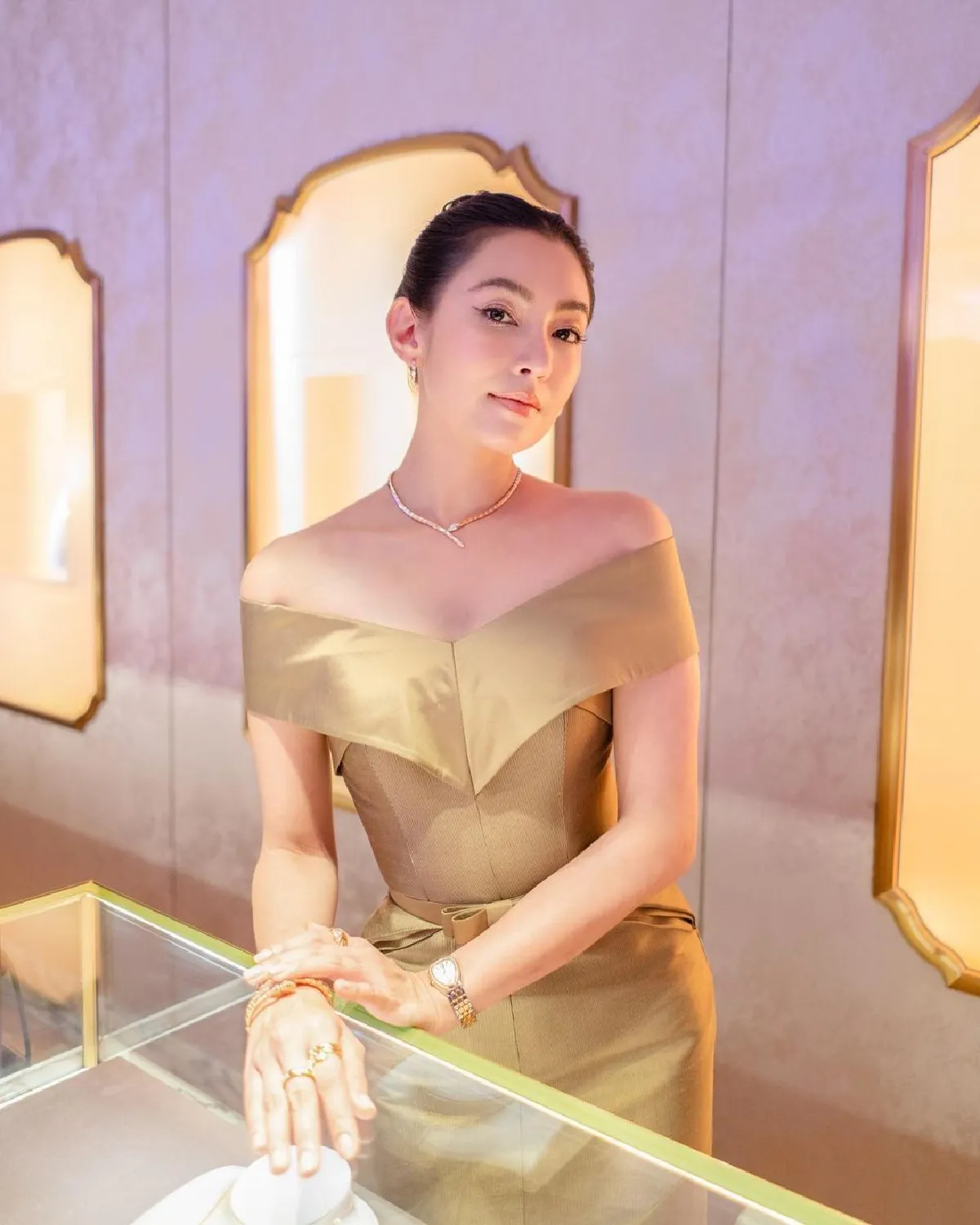 ละสายตาไม่ได้! เบลล่า ราณี สวยเปล่งปลั่งในชุดเดรสเปิดไหล่สีทอง