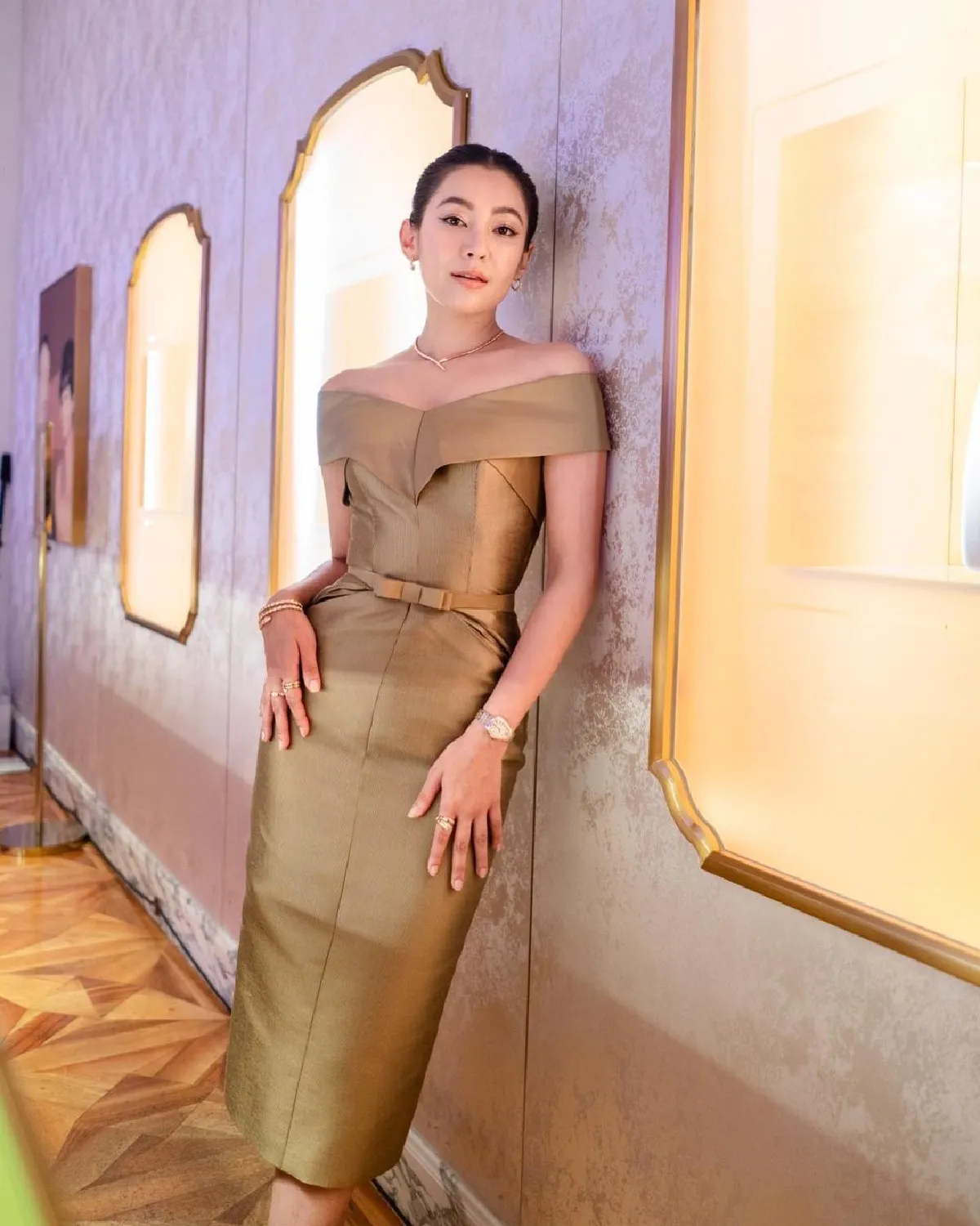 ละสายตาไม่ได้! เบลล่า ราณี สวยเปล่งปลั่งในชุดเดรสเปิดไหล่สีทอง