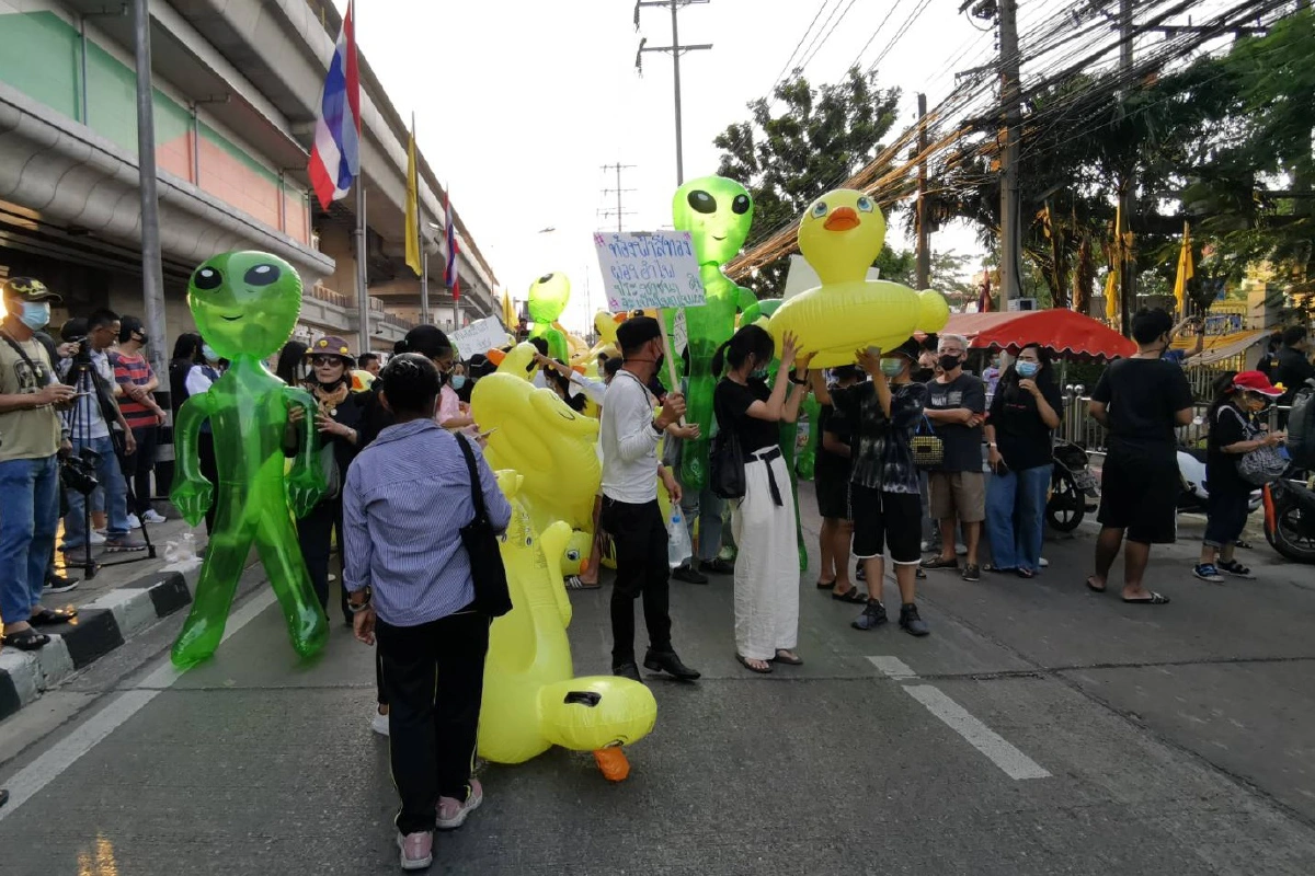 "ม็อบเป็ด"พ่นสีป้ายหน้าศูนย์ราชการนนทบุรี ก่อนเคลื่อนขบวนไปแยกแคราย
