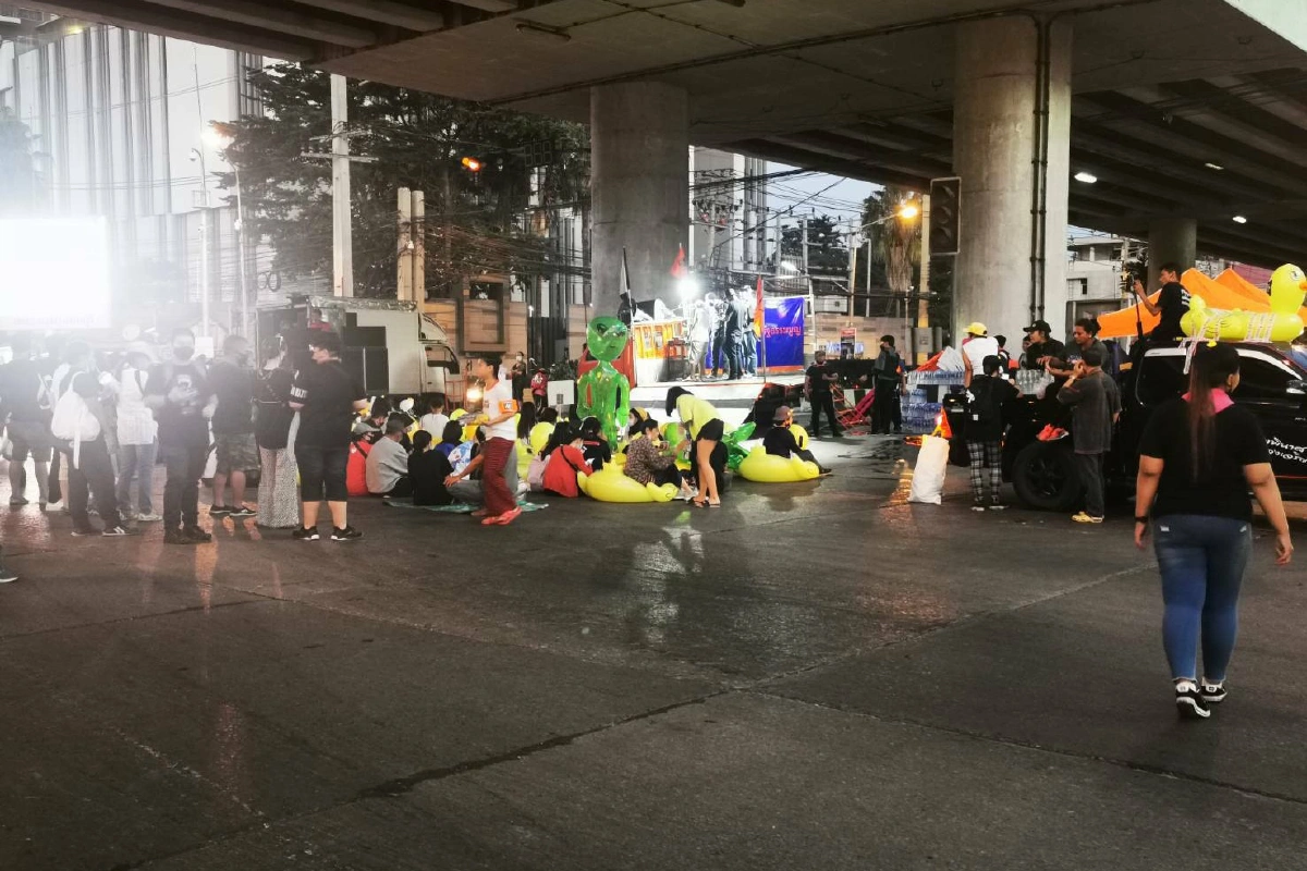 "ม็อบเป็ด"พ่นสีป้ายหน้าศูนย์ราชการนนทบุรี ก่อนเคลื่อนขบวนไปแยกแคราย