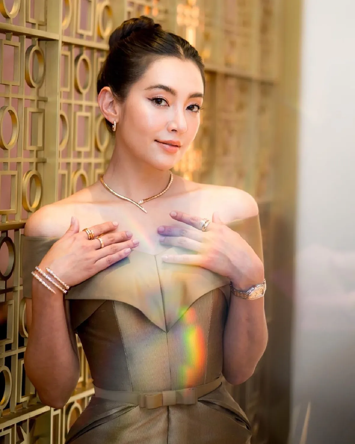 ละสายตาไม่ได้! เบลล่า ราณี สวยเปล่งปลั่งในชุดเดรสเปิดไหล่สีทอง