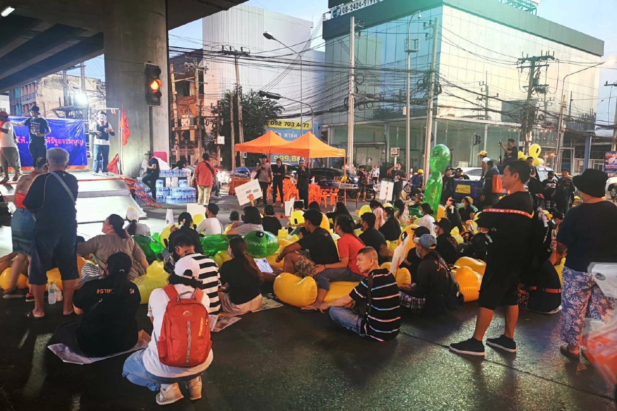 "ม็อบเป็ด"พ่นสีป้ายหน้าศูนย์ราชการนนทบุรี ก่อนเคลื่อนขบวนไปแยกแคราย