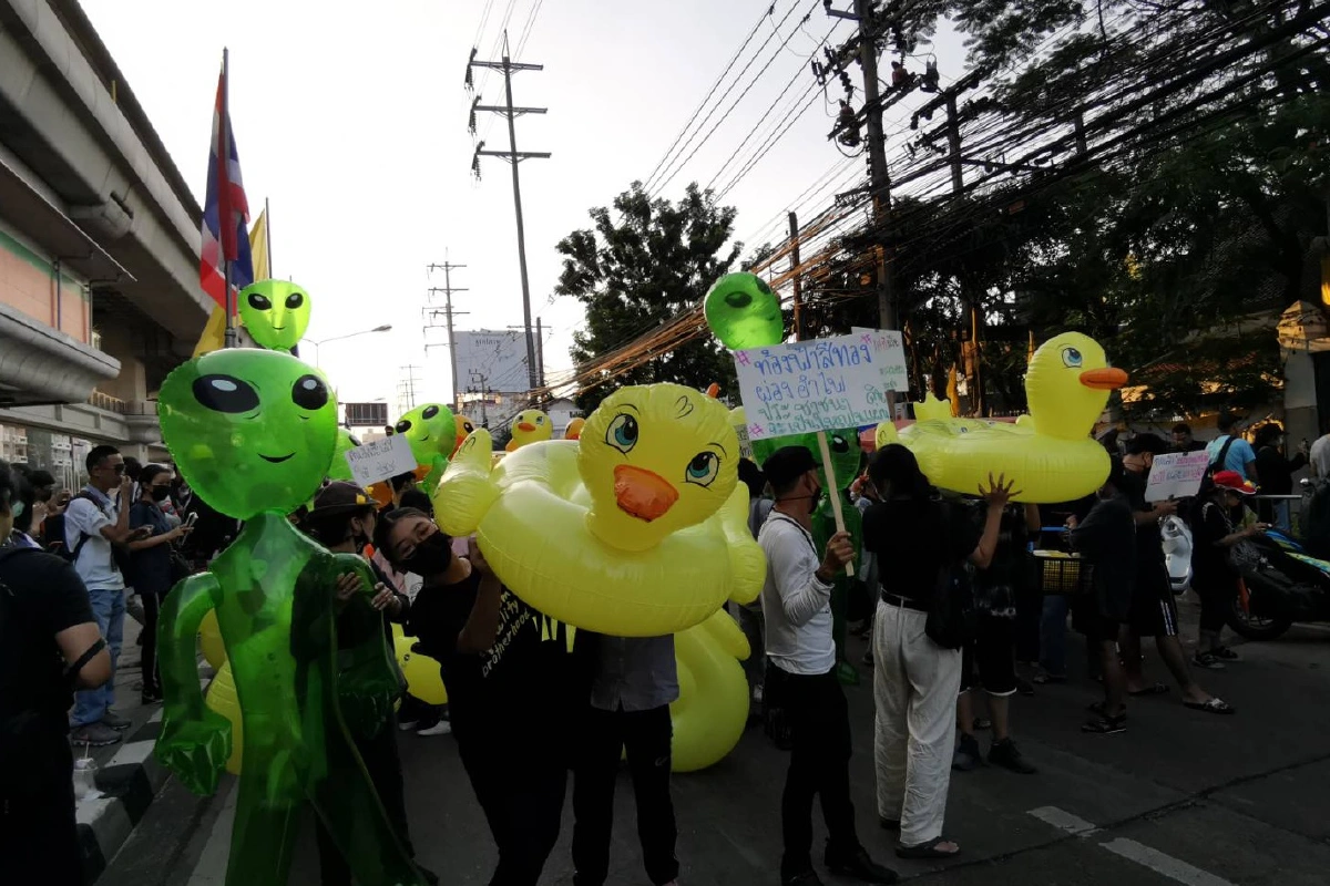 "ม็อบเป็ด"พ่นสีป้ายหน้าศูนย์ราชการนนทบุรี ก่อนเคลื่อนขบวนไปแยกแคราย