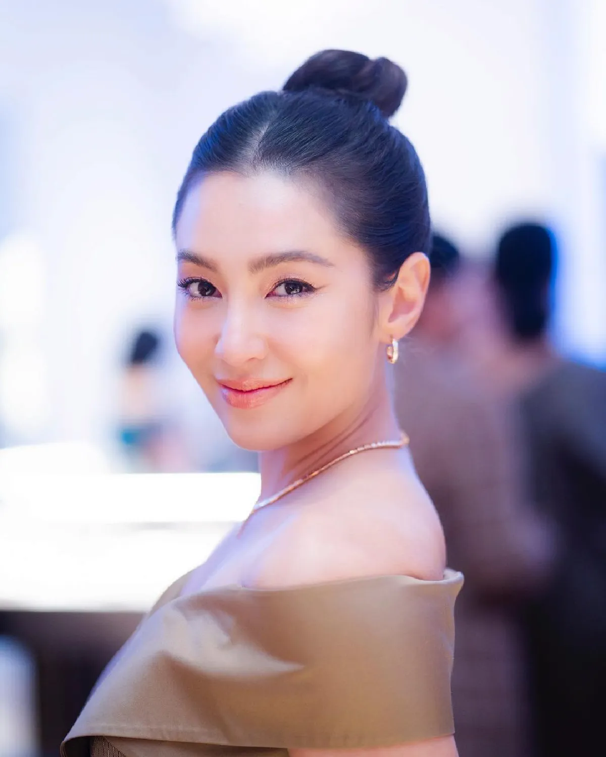 ละสายตาไม่ได้! เบลล่า ราณี สวยเปล่งปลั่งในชุดเดรสเปิดไหล่สีทอง