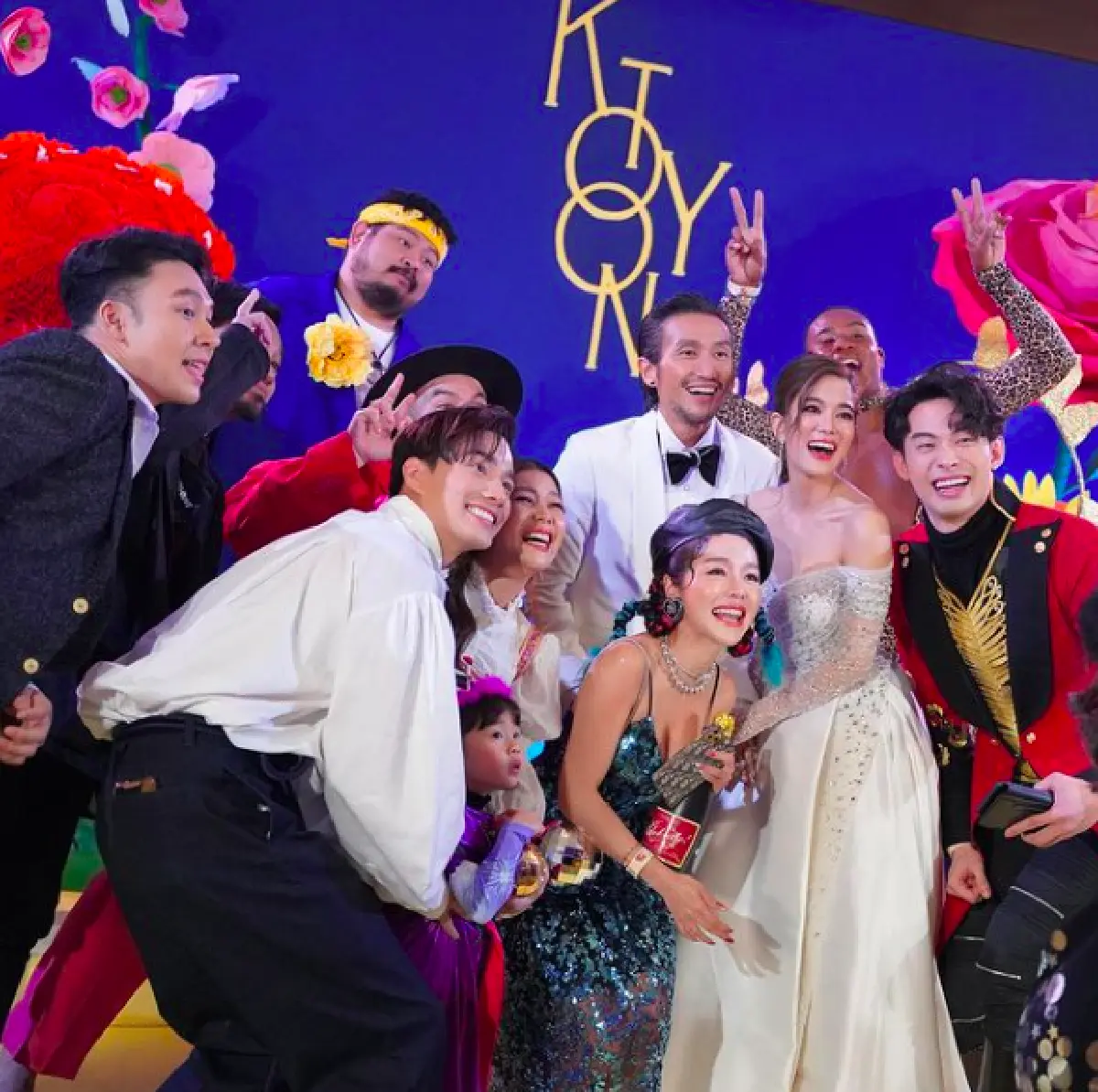 เก็บตกภาพแฟชั่นสุดอลังการของเหล่าคนดังที่มาร่วมงานแต่ง “ตูน-ก้อย” 