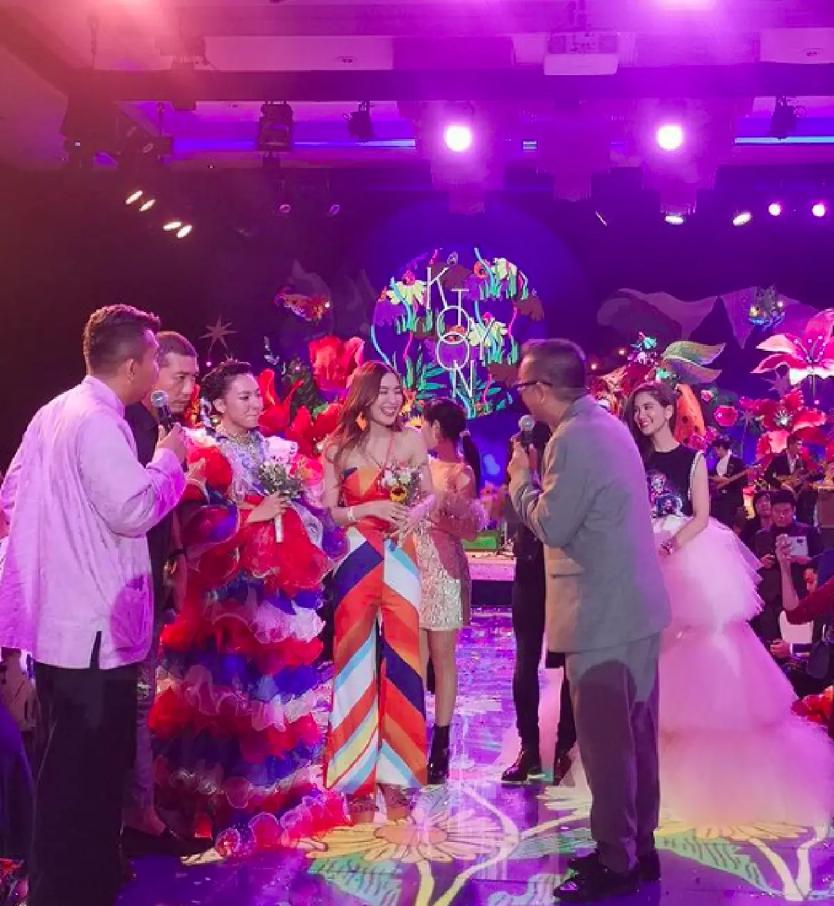 เก็บตกภาพแฟชั่นสุดอลังการของเหล่าคนดังที่มาร่วมงานแต่ง “ตูน-ก้อย” 