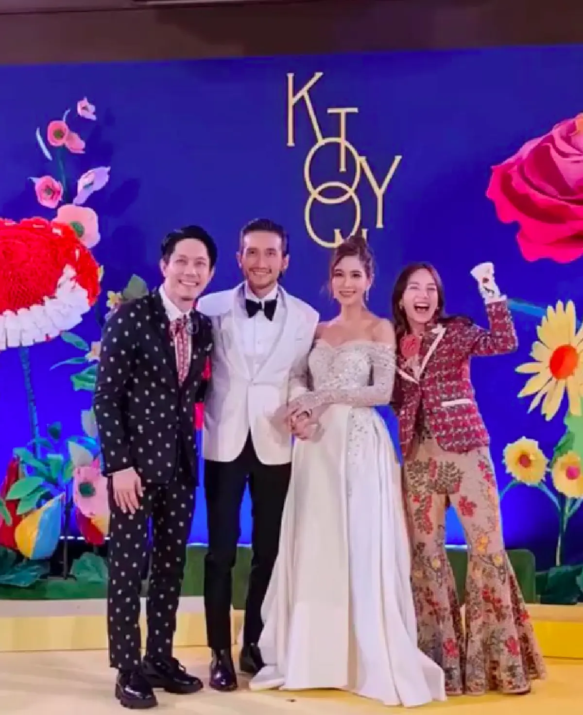 เก็บตกภาพแฟชั่นสุดอลังการของเหล่าคนดังที่มาร่วมงานแต่ง “ตูน-ก้อย” 