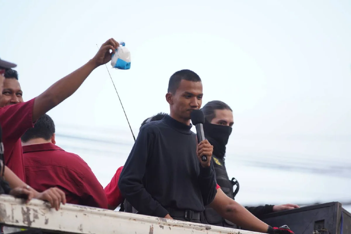 การ์ดราษฎรดันรถบัสพ้นทางเข้ากรมทหารราบที่11 รอม็อบเคลื่อนมา