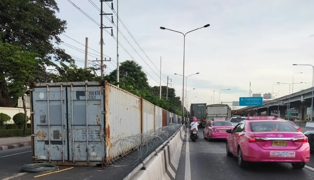 ชาวเน็ตแจ้ง"ตู้คอนเทนเนอร์-ลวดหนาม"แน่นริมถ.วิถาวดี