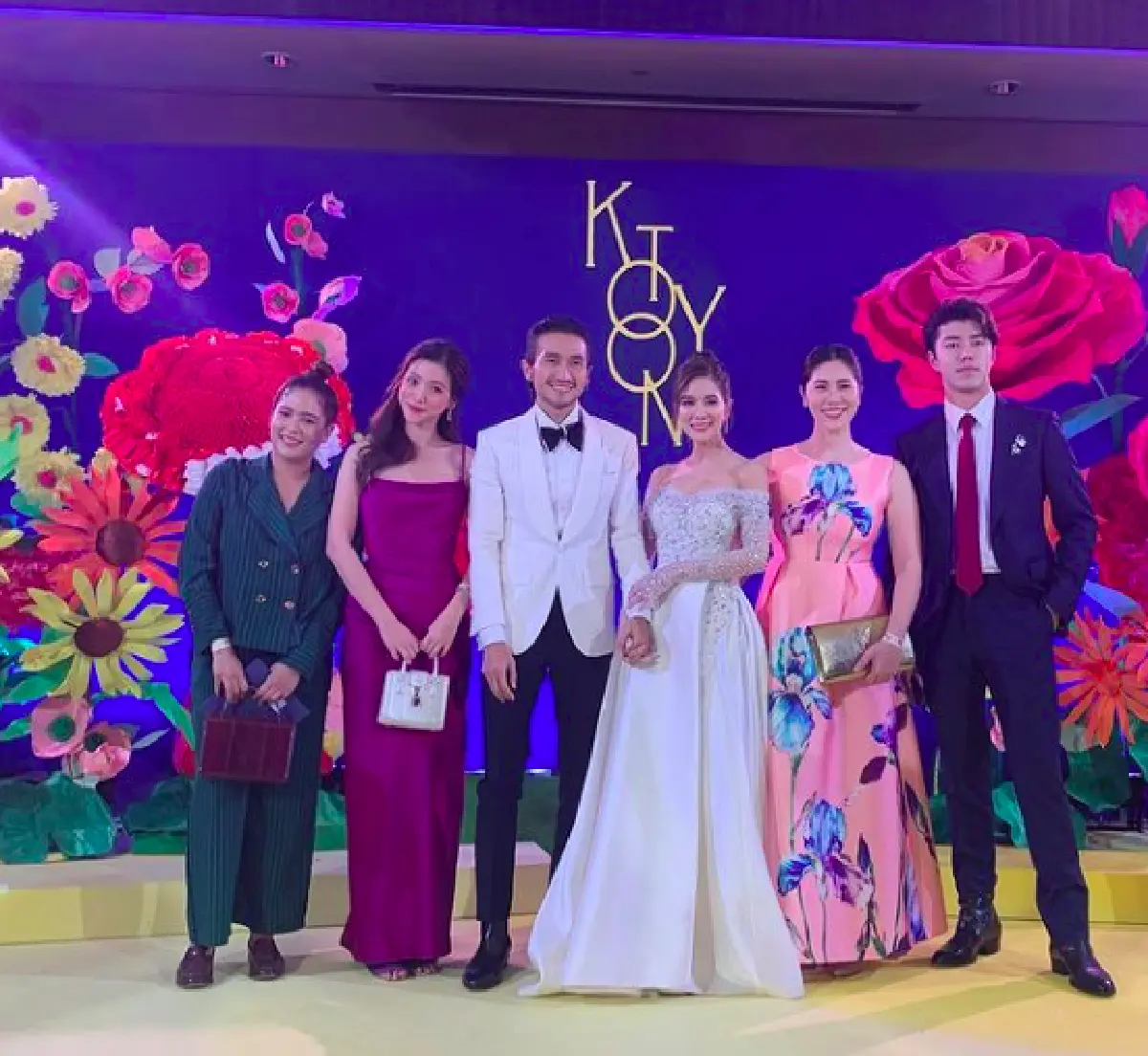 เก็บตกภาพแฟชั่นสุดอลังการของเหล่าคนดังที่มาร่วมงานแต่ง “ตูน-ก้อย” 