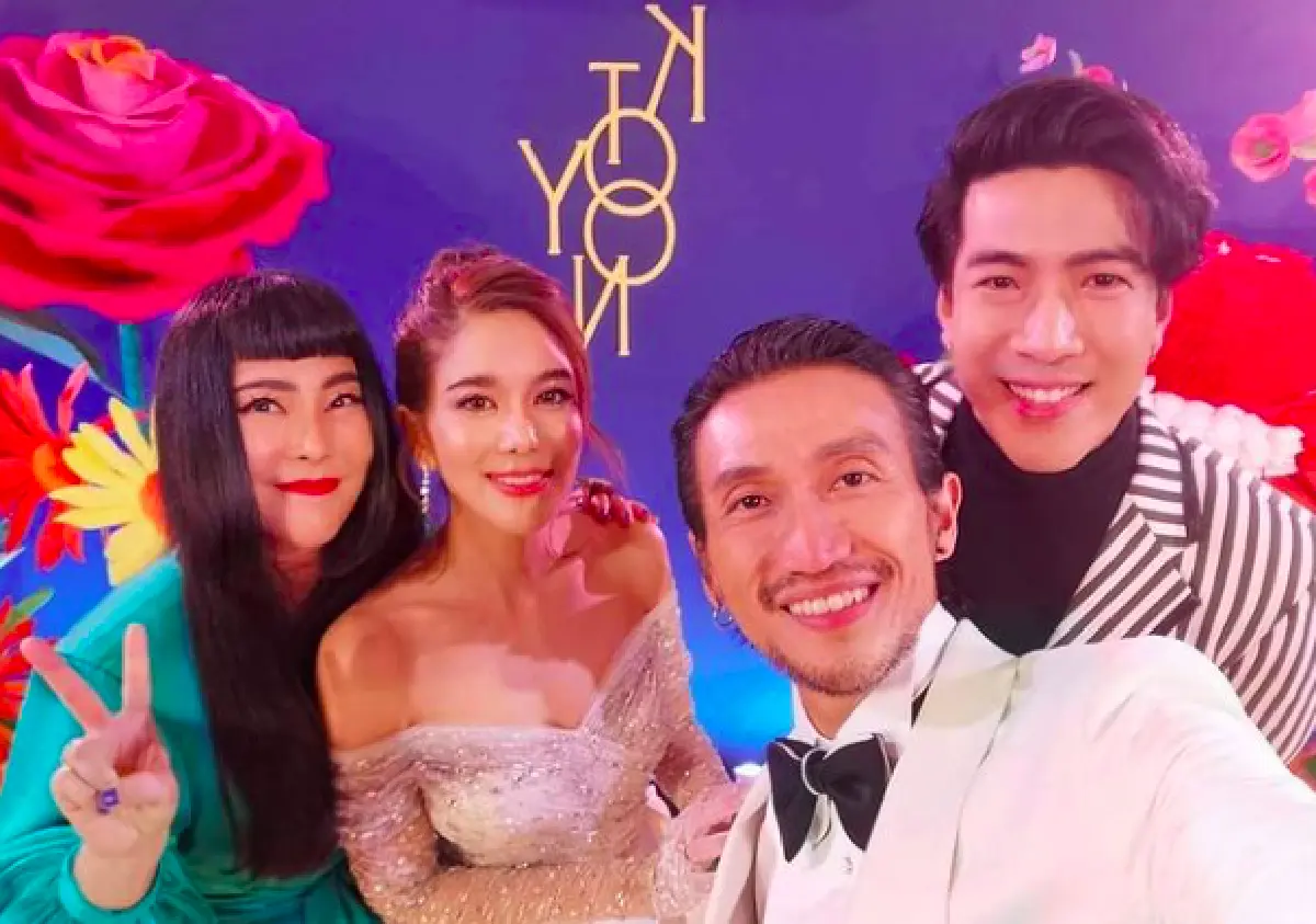 เก็บตกภาพแฟชั่นสุดอลังการของเหล่าคนดังที่มาร่วมงานแต่ง “ตูน-ก้อย” 