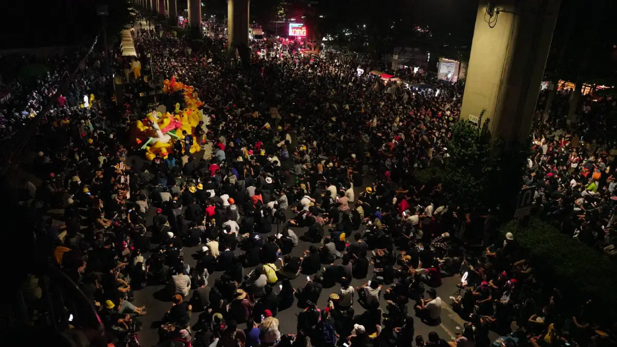 "เพนกวิน"ประกาศชัยชนะลั่นหน้ากรมทหารราบที่ 11