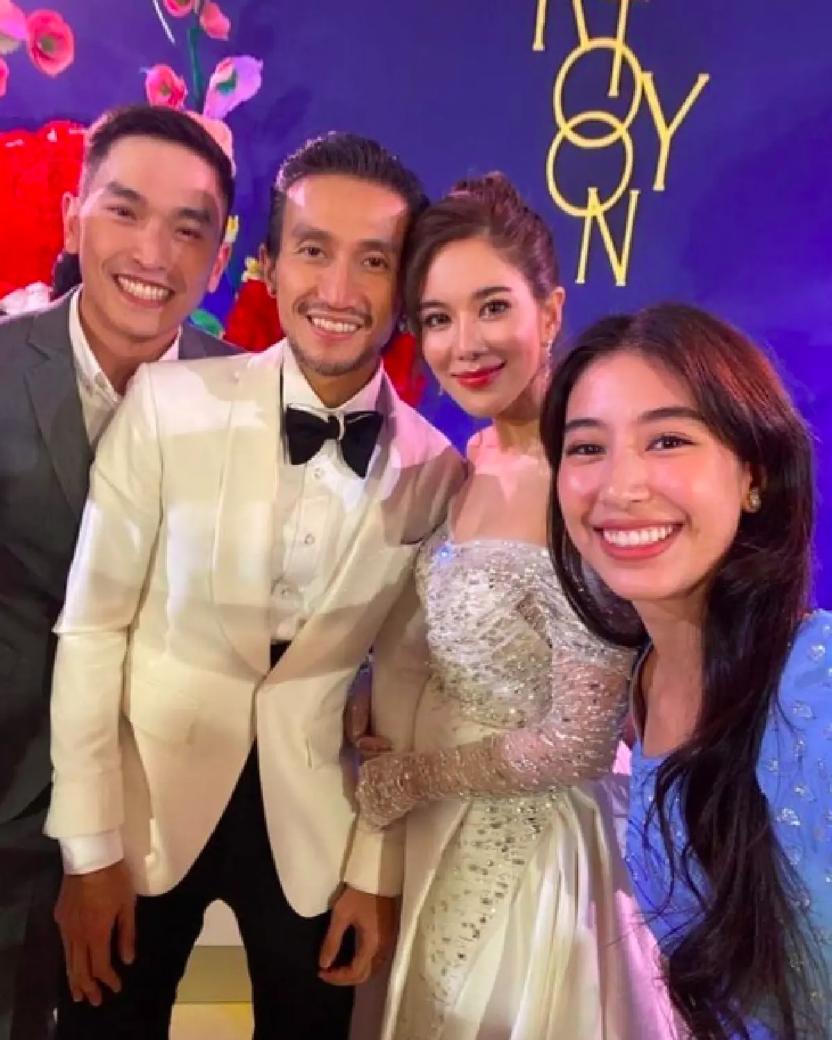 เก็บตกภาพแฟชั่นสุดอลังการของเหล่าคนดังที่มาร่วมงานแต่ง “ตูน-ก้อย” 