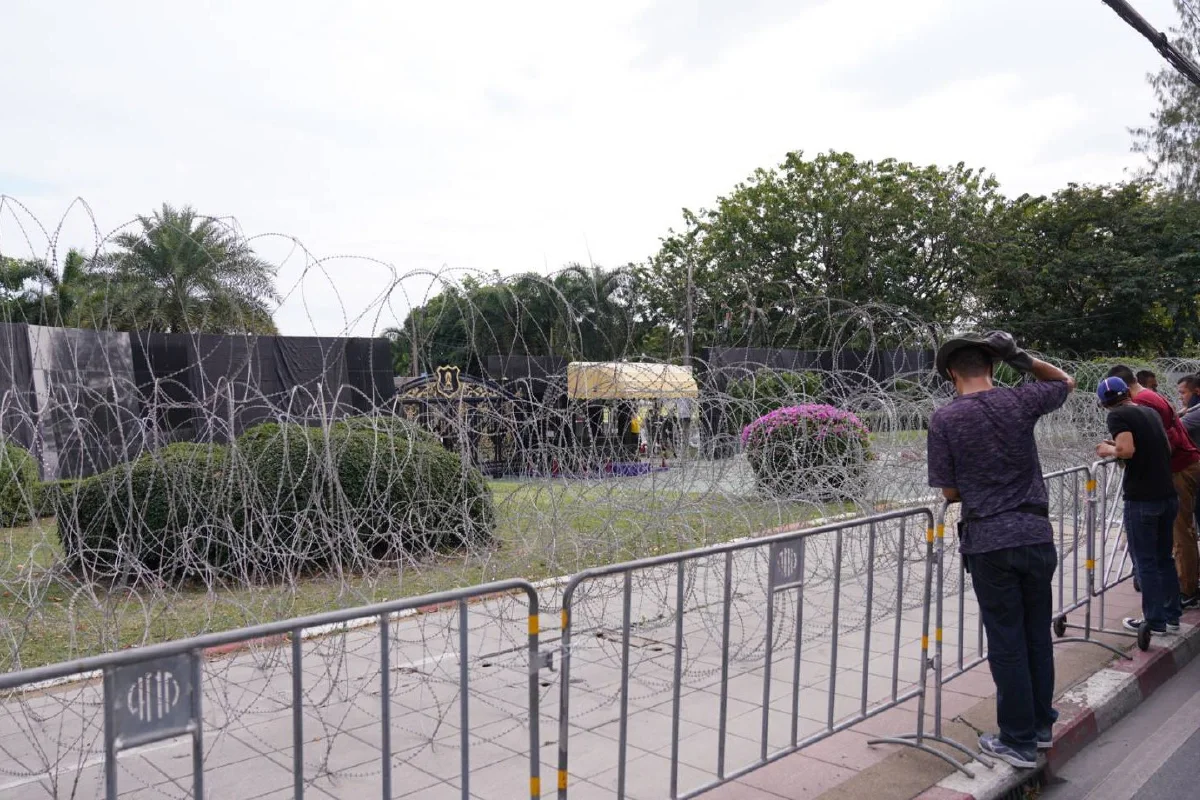 เจ้าหน้าที่ล้อมลวดหนาม-นำรถบัสขวางทางเข้ากรมทหารราบที่11