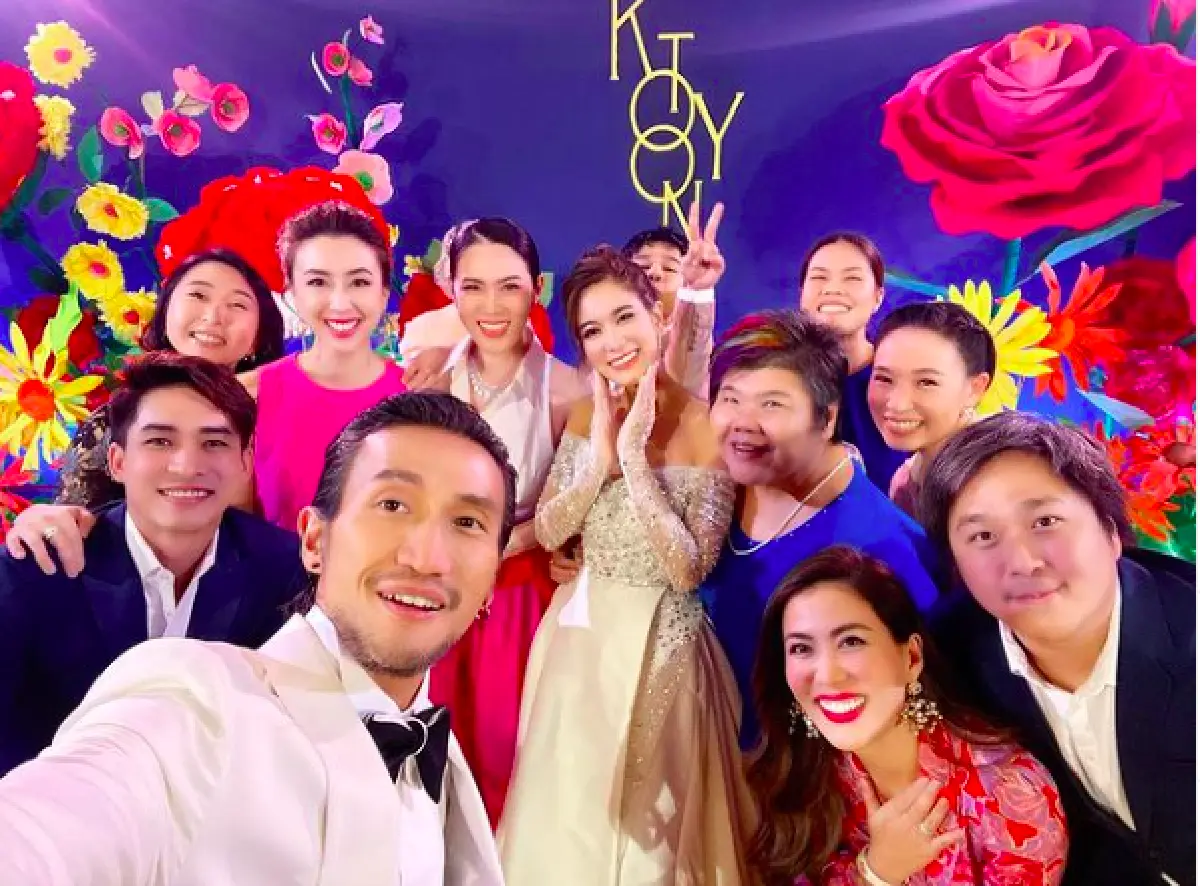 เก็บตกภาพแฟชั่นสุดอลังการของเหล่าคนดังที่มาร่วมงานแต่ง “ตูน-ก้อย” 