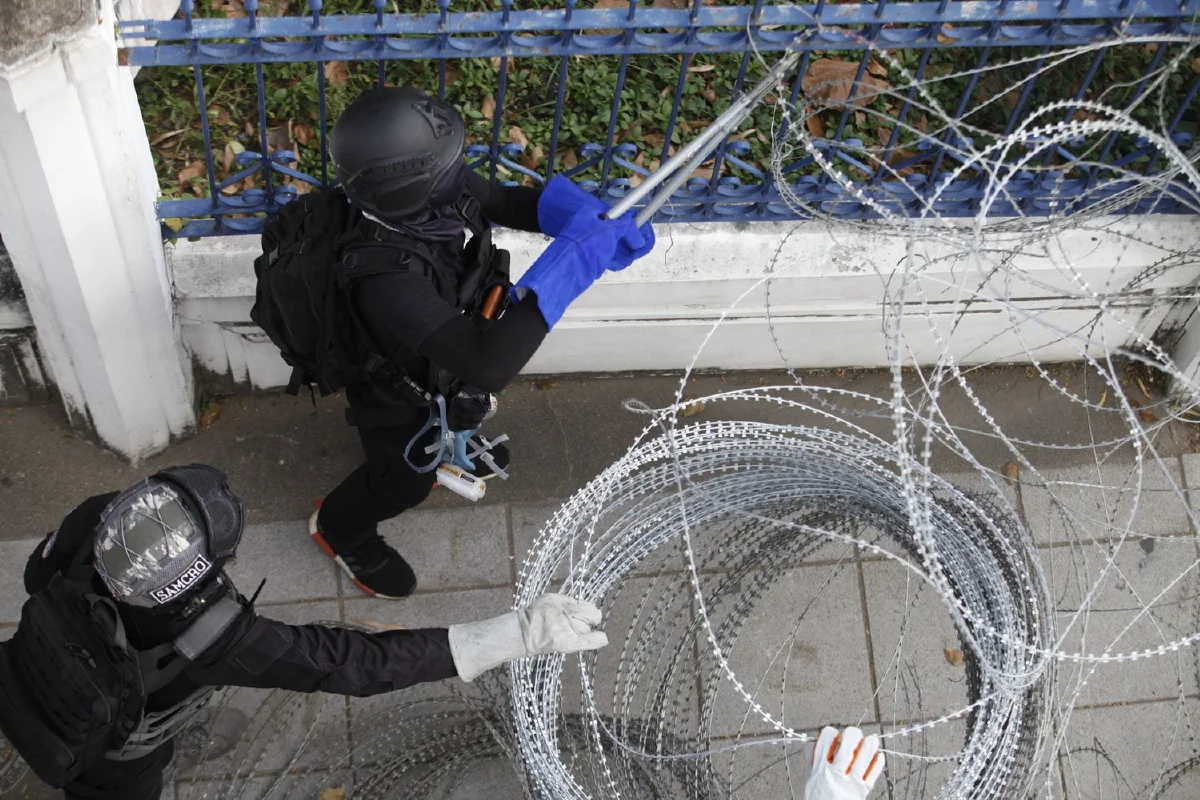 การ์ดราษฎรดันรถบัสพ้นทางเข้ากรมทหารราบที่11 รอม็อบเคลื่อนมา