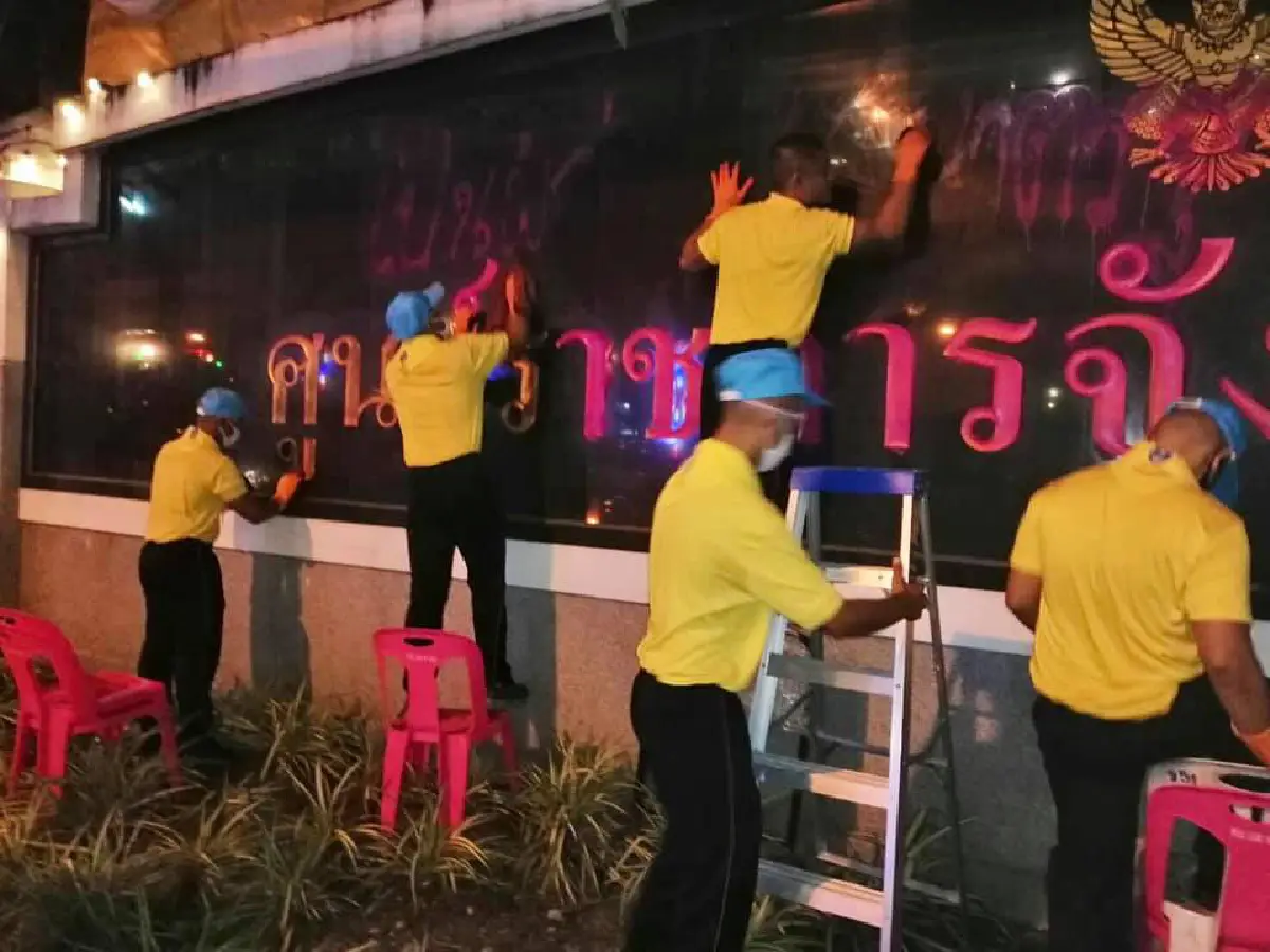 ทหารเข้าทำความสะอาดลบข้อความที่ม็อบพ่นสีไวัที่นนทบุรี-แยกบางนา