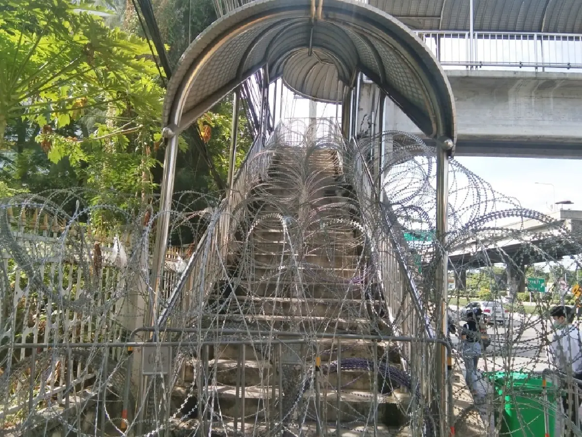 ชาวเน็ตแจ้ง"ตู้คอนเทนเนอร์-ลวดหนาม"แน่นริมถ.วิถาวดี