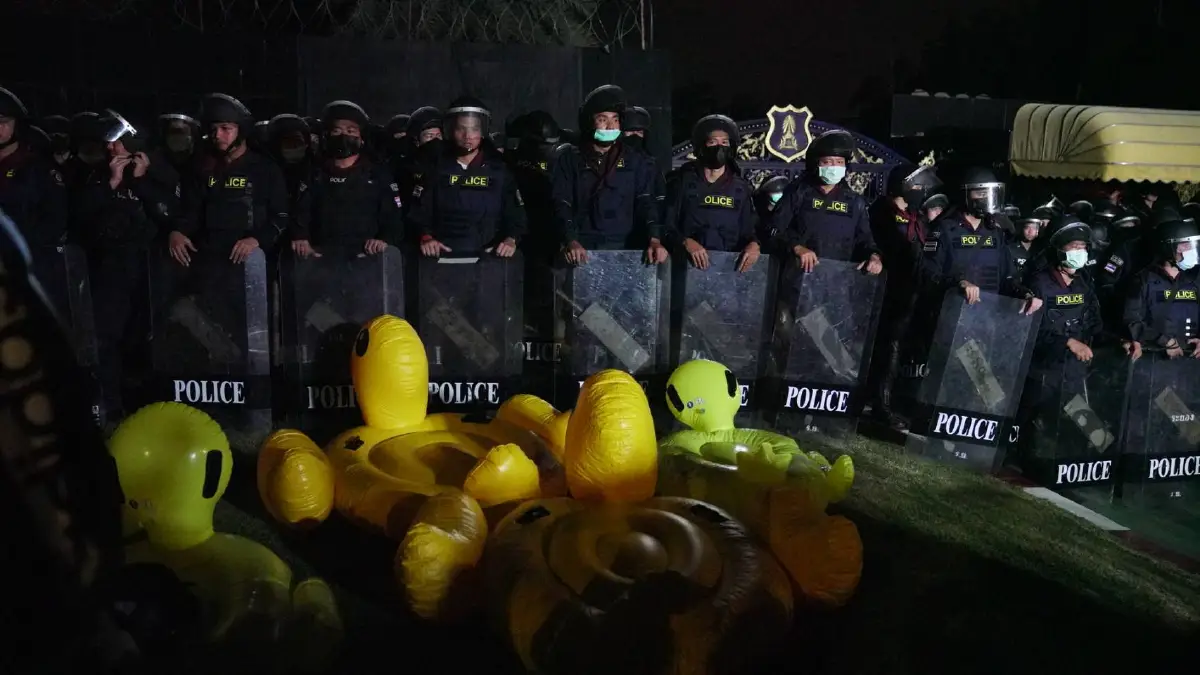 "เพนกวิน"ประกาศชัยชนะลั่นหน้ากรมทหารราบที่ 11