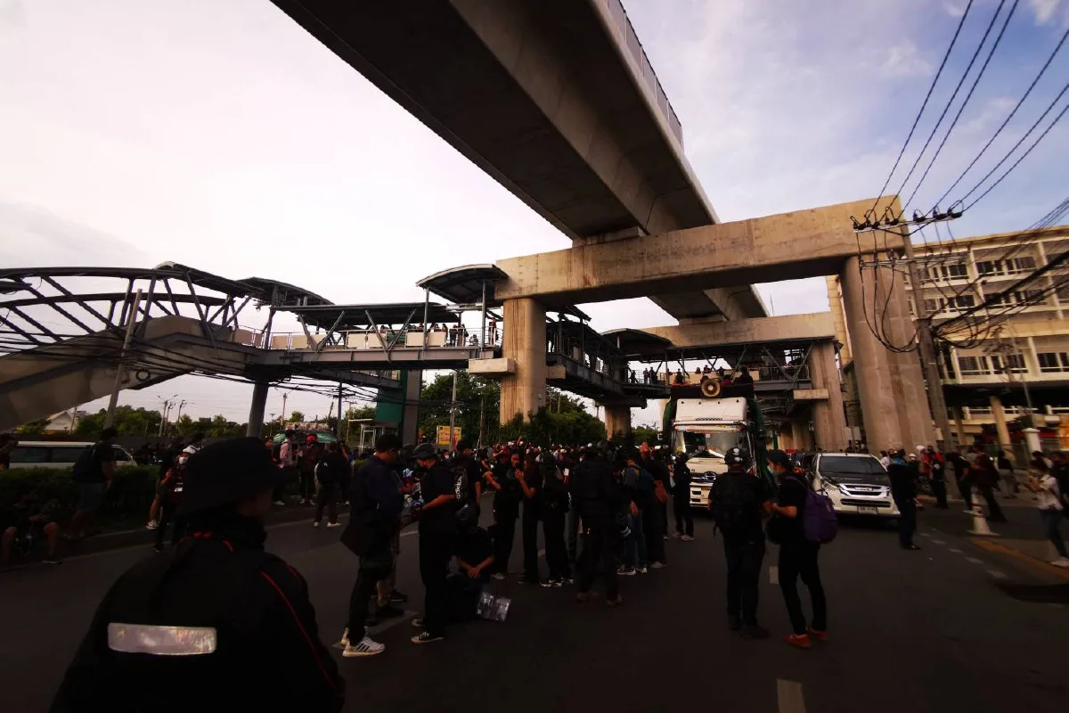 "ม็อบราษฎร"รวมตัวสถานีพระศรีฯเตรียมเดินขบวนไปราบ11