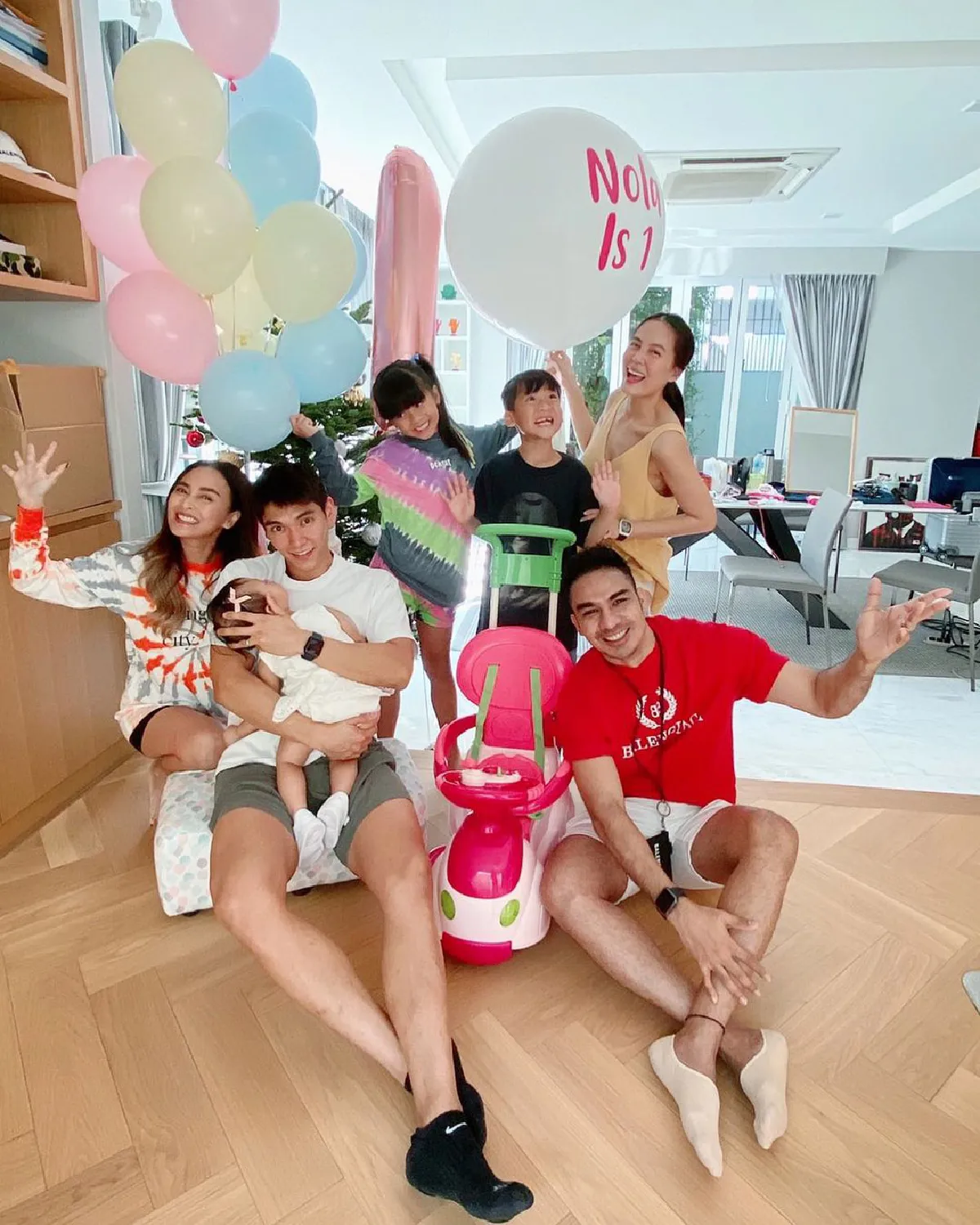 ตามดูภาพอบอุ่น “นานา-ดีเจบอย” พากันมาฉลองวันเกิด “น้องโนล่า” ครบ 1 ขวบ  