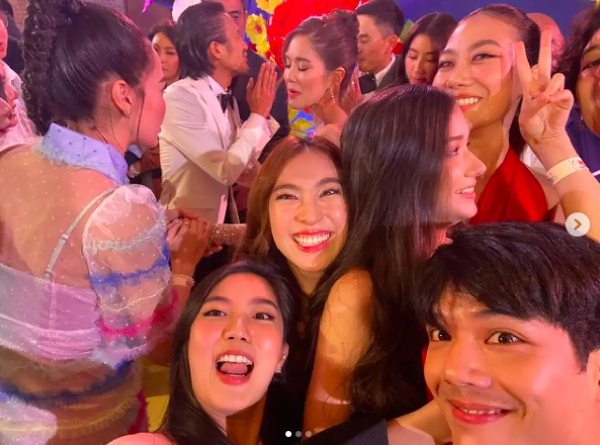 เก็บตกภาพแฟชั่นสุดอลังการของเหล่าคนดังที่มาร่วมงานแต่ง “ตูน-ก้อย” 