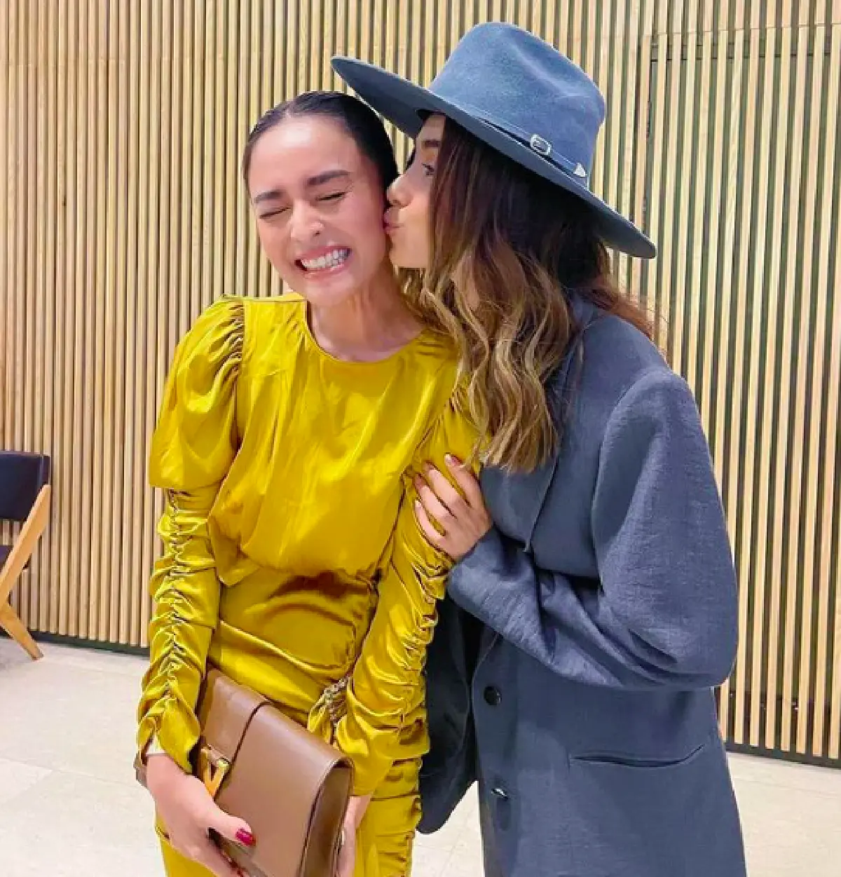 เก็บตกภาพแฟชั่นสุดอลังการของเหล่าคนดังที่มาร่วมงานแต่ง “ตูน-ก้อย” 