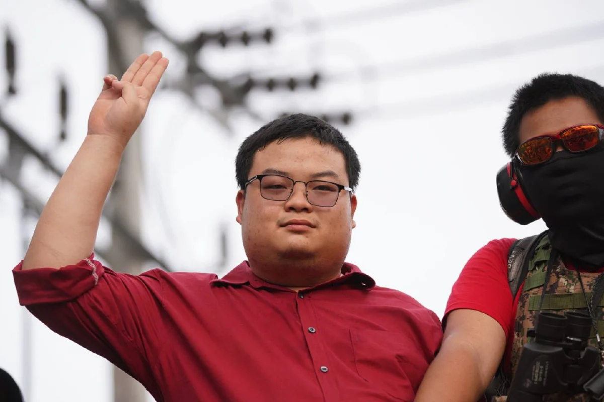 "ม็อบราษฎร"รวมตัวสถานีพระศรีฯเตรียมเดินขบวนไปราบ11