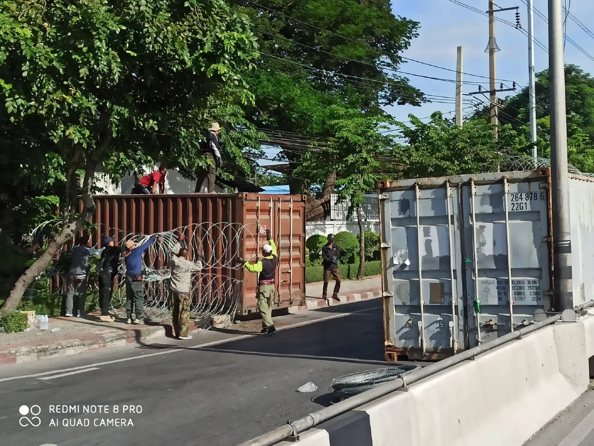 ชาวเน็ตแจ้ง"ตู้คอนเทนเนอร์-ลวดหนาม"แน่นริมถ.วิถาวดี